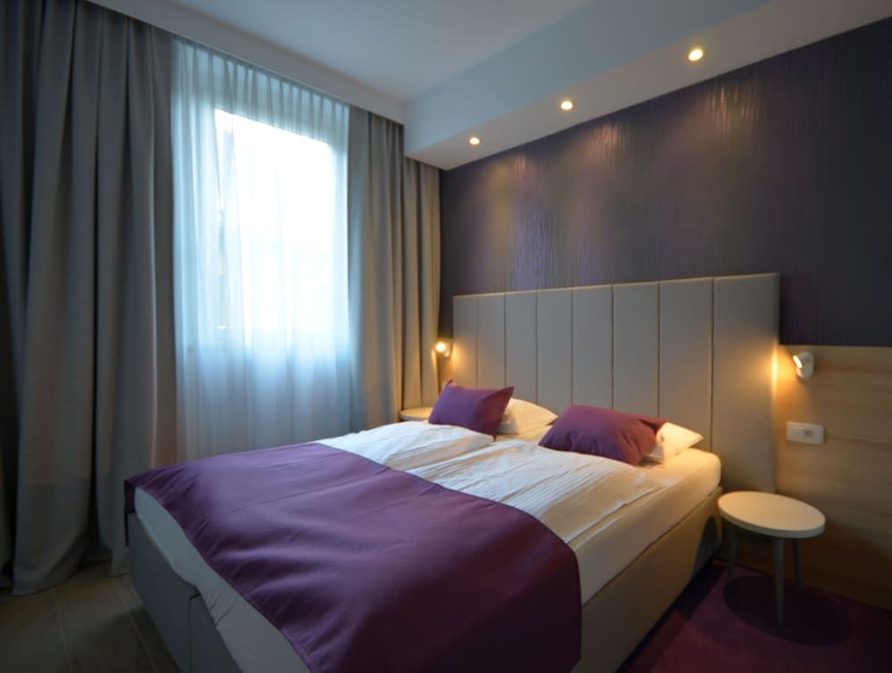 Emonec Hotel Classic Double Room, Private Bathroom 4