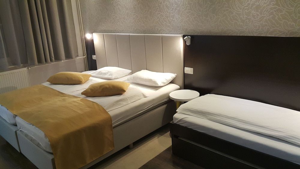 Emonec Hotel Classic Triple Room, Private Bathroom 2