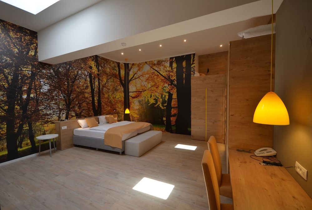 undefined Emonec Hotel 6