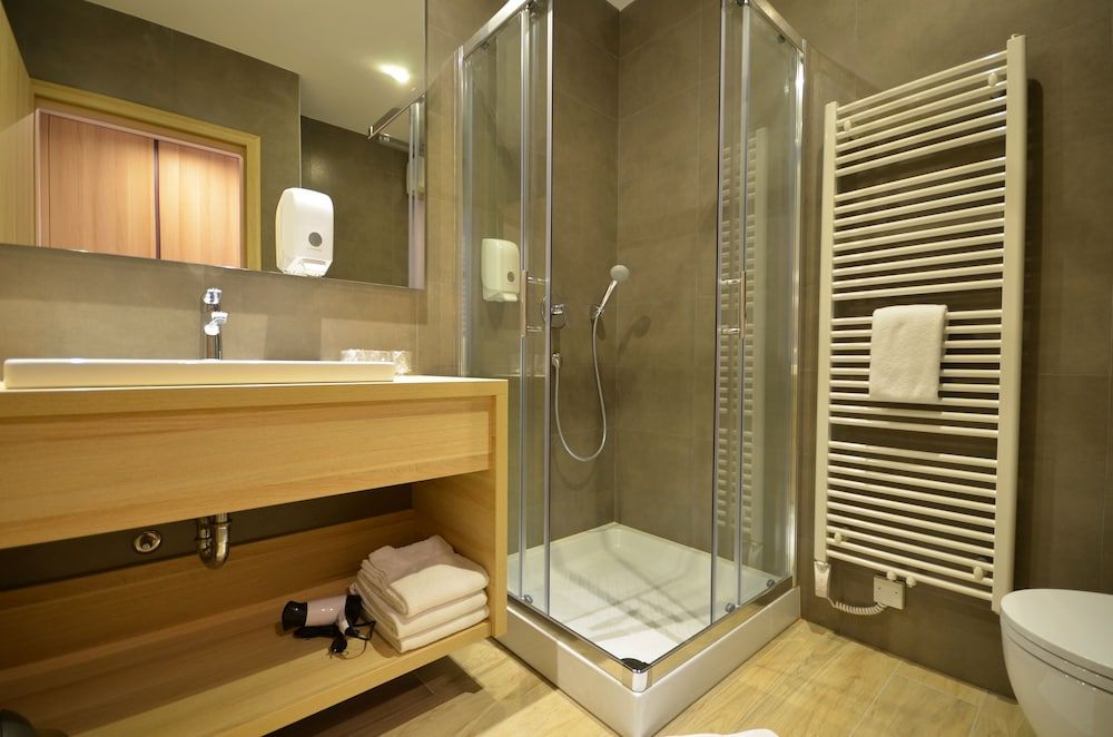 undefined Emonec Hotel 9