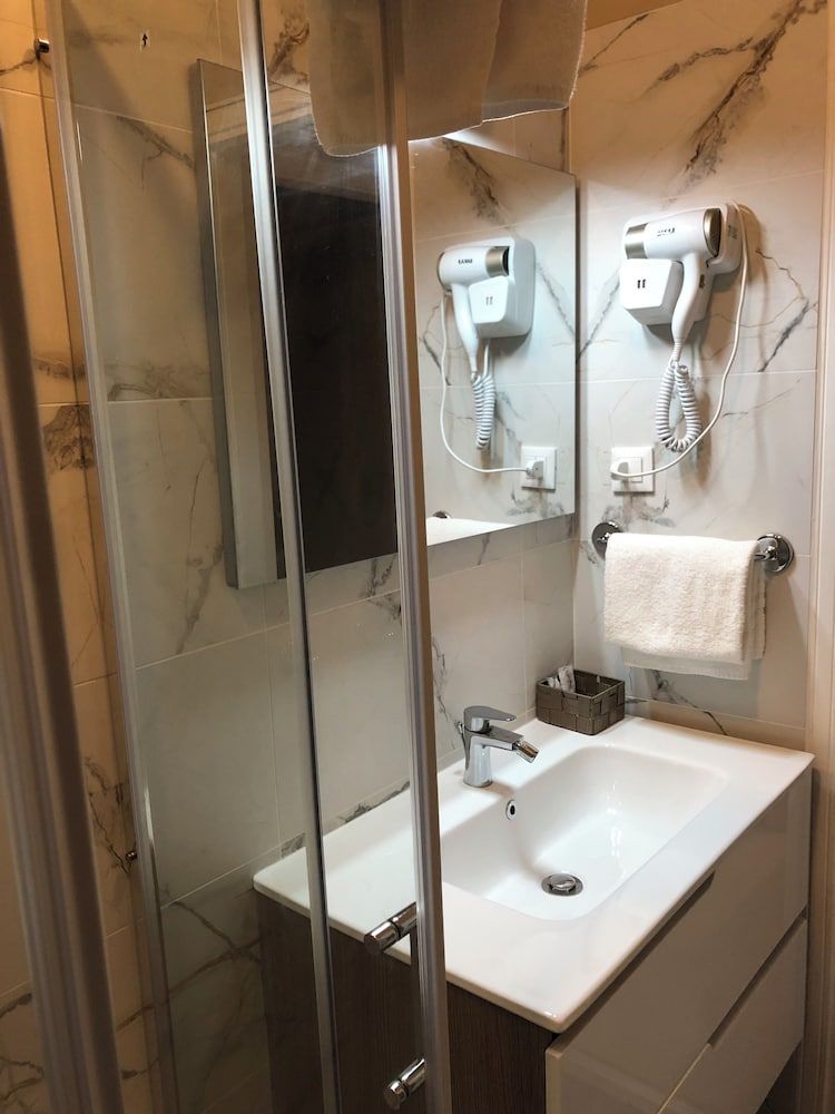 Hotel Bristol Comfort Double or Twin Room, Ensuite 7