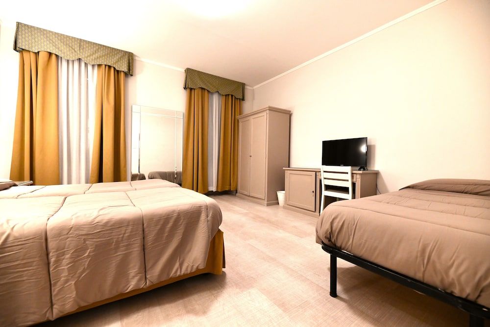 Hotel Bristol Comfort Triple Room, 3 Bedrooms 2