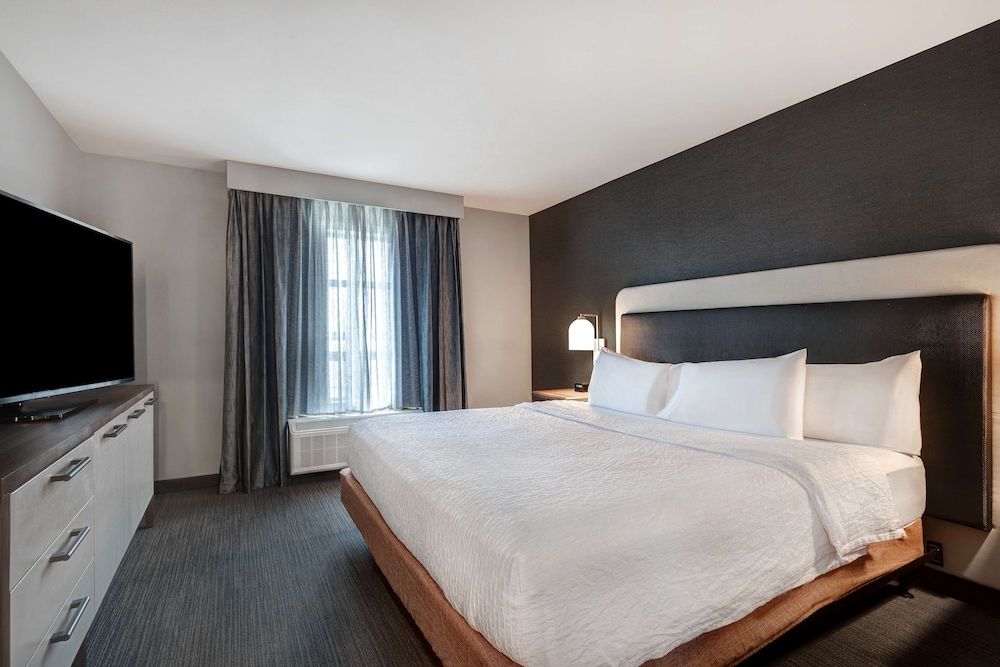 Suite, 1 King Bed, Accessible, Bathtub (Mobility & Hearing)