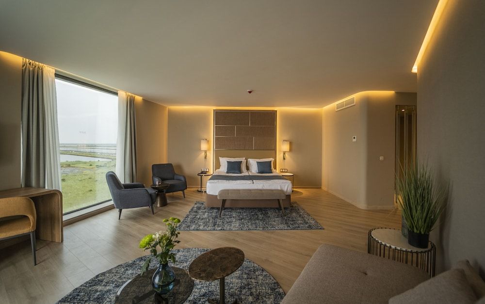 Corner Junior Suite (2 adults & 2 children)