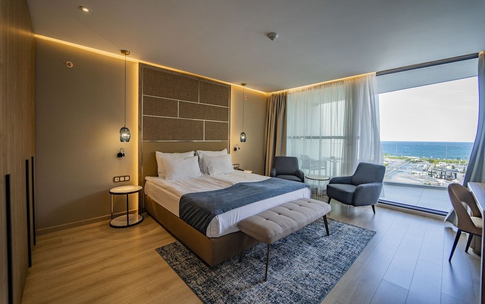 Corner Junior Suite (2 adults & 2 children)