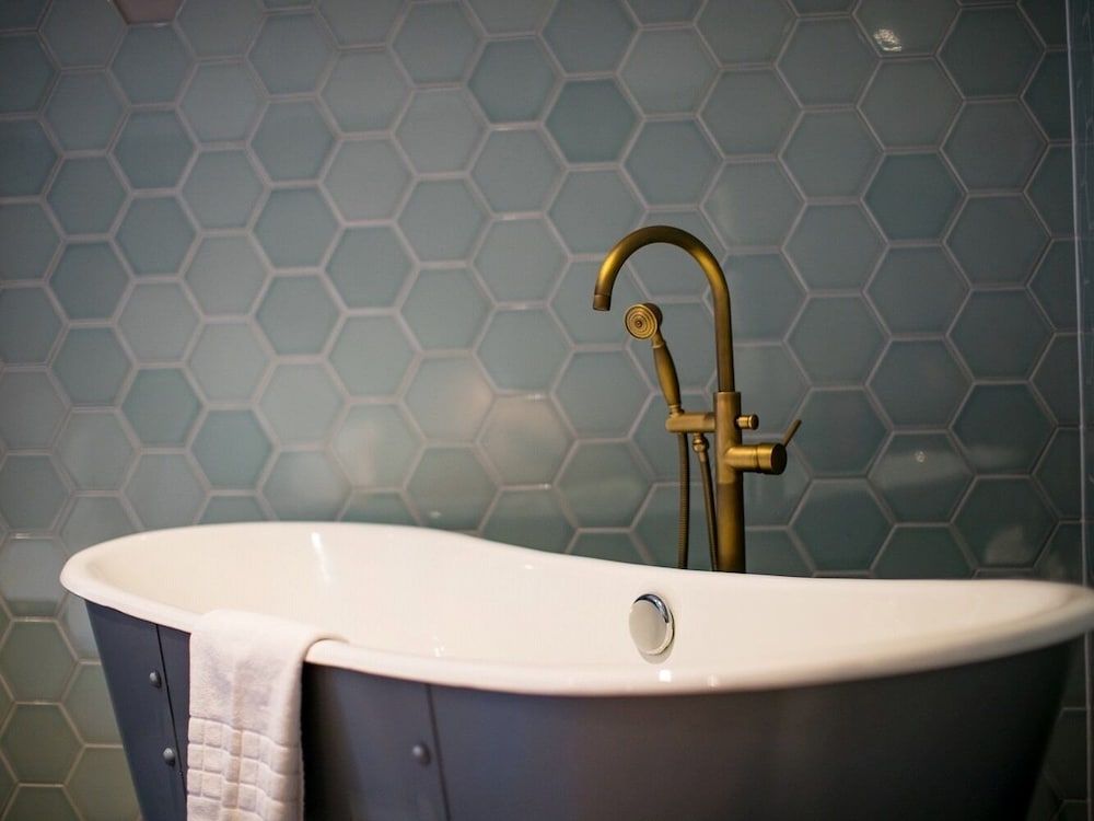 The Sun Inn Suite, Ensuite (River View ) 6