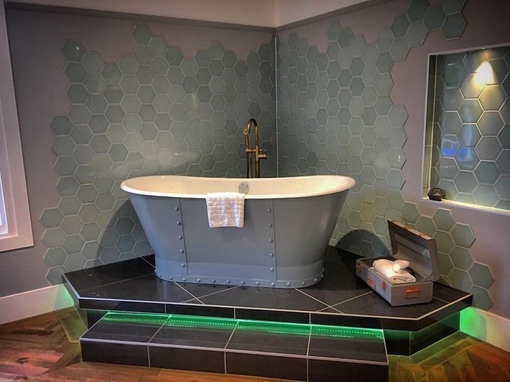 The Sun Inn Suite, Ensuite (River View ) 10