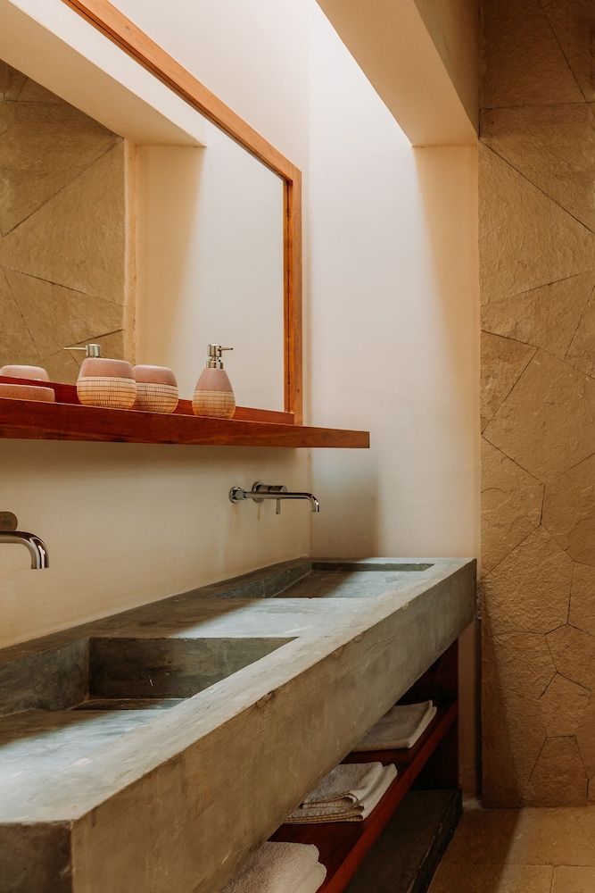 Waye Valladolid Centro – Sustainable, Authentic Experiences & Pet Friendly Boutique Hotel Master Suite with Balcony and tub 3