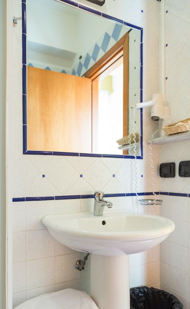 Hotel Holidays Panoramic Double or Twin Room, Sea View 4