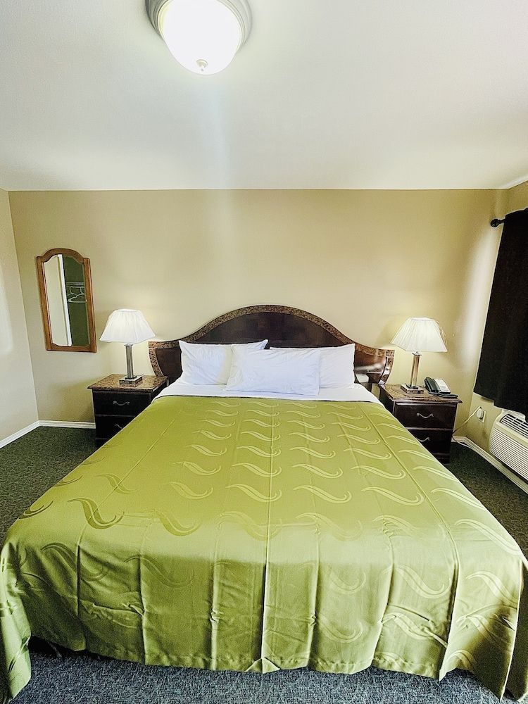 Sage N Sand Motel Standard Single Room, 1 King Bed, Non Smoking, Refrigerator & Microwave 2