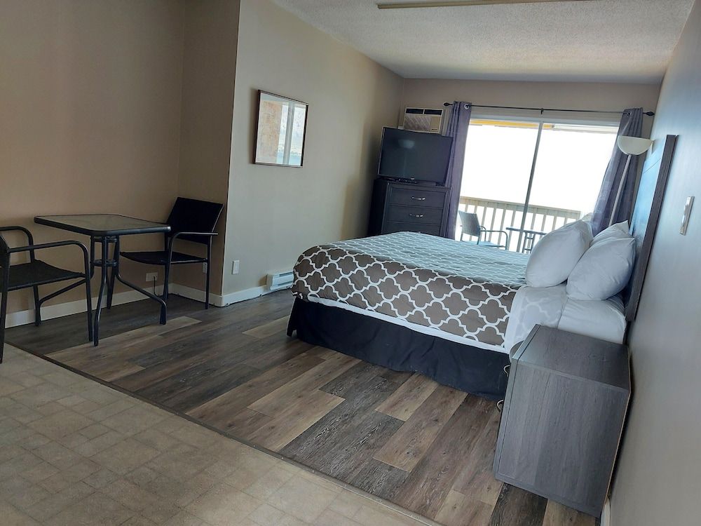 Basic Studio, Lake View