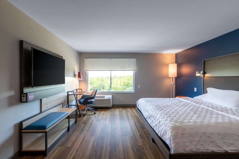Room, 1 King Bed, Accessible (Hearing, Roll-In Shower)