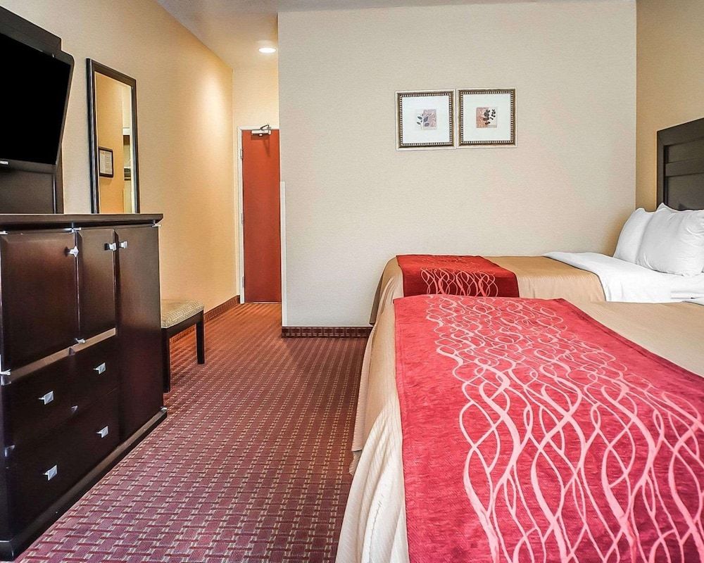 Quality Inn & Suites Roswell North Standard Room, 2 Queen Beds, Non Smoking 3