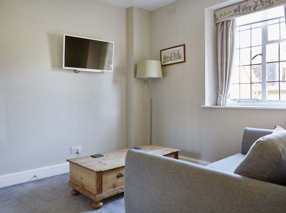 The Old New Inn Suite, Ensuite, Courtyard View 5