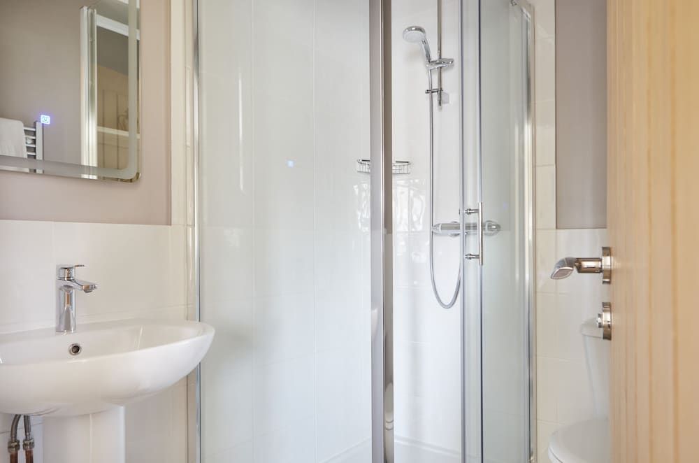 The Old New Inn Suite, Ensuite, Courtyard View 6