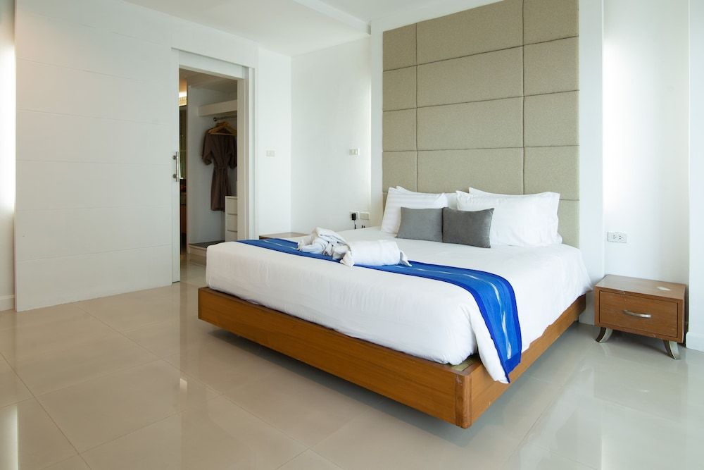 Suite, 1 Bedroom, Partial Sea View