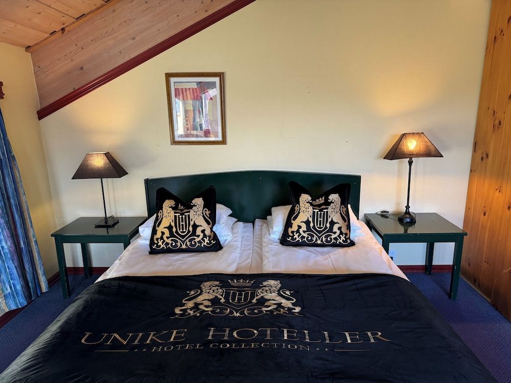 Double Room, 2 Twin Beds (Above restaurant & pub)