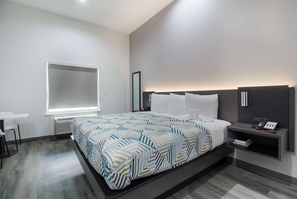 Studio 6 Katy, TX Deluxe Room, 1 King Bed, Non Smoking, Kitchenette