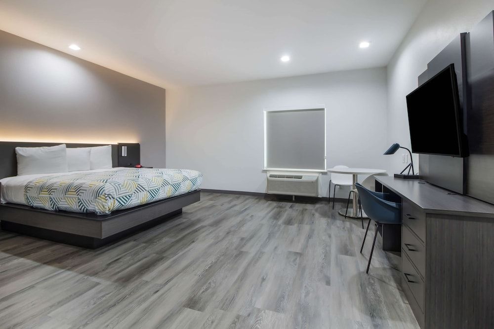 Studio 6 Katy, TX Deluxe Room, 1 King Bed, Non Smoking, Kitchenette 2