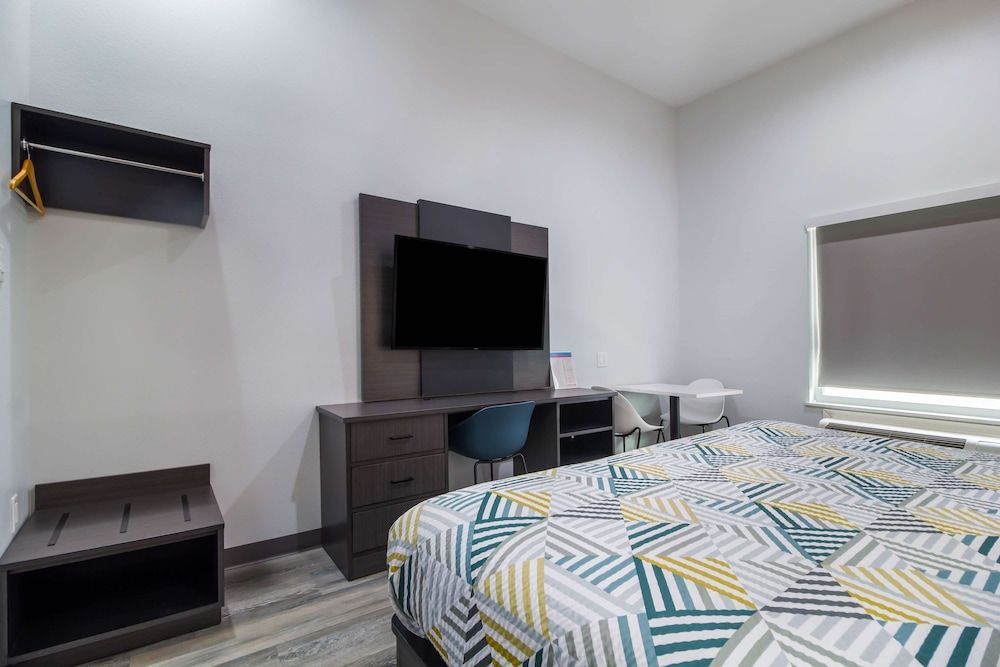 Studio 6 Katy, TX Deluxe Room, 1 King Bed, Non Smoking, Kitchenette 4