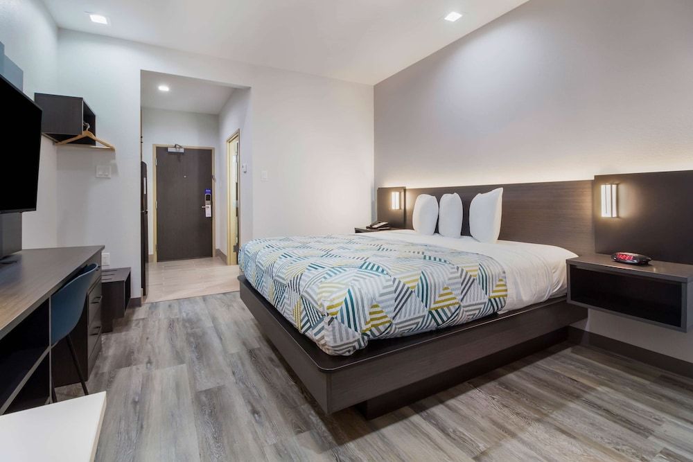 Studio 6 Katy, TX Deluxe Room, 1 King Bed, Non Smoking, Kitchenette 6