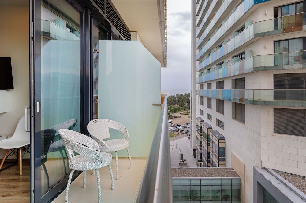 Bellevue Residence Suites Studio Park View & Balcony 4