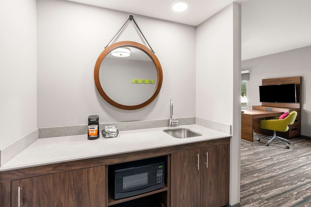 Studio, 1 King Bed (Mobility & Hearing, Roll-In Shower)