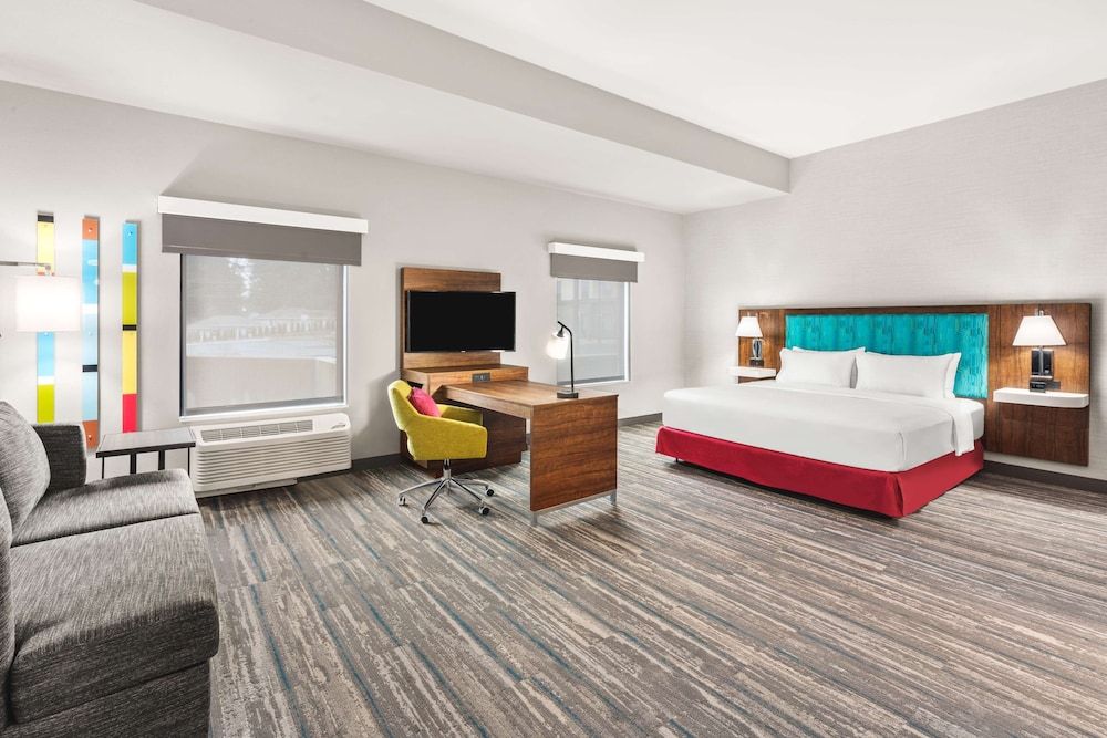 Studio, 1 King Bed (Mobility & Hearing, Roll-In Shower)