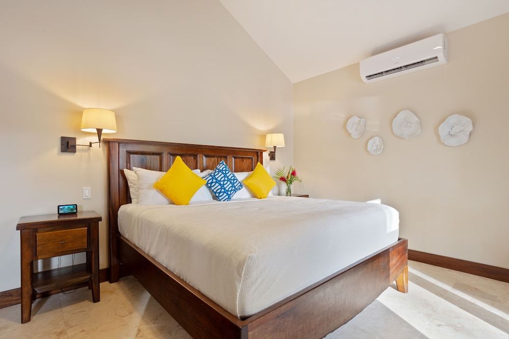 Starfish Deluxe Room, 1 King Bed, Partial Sea View