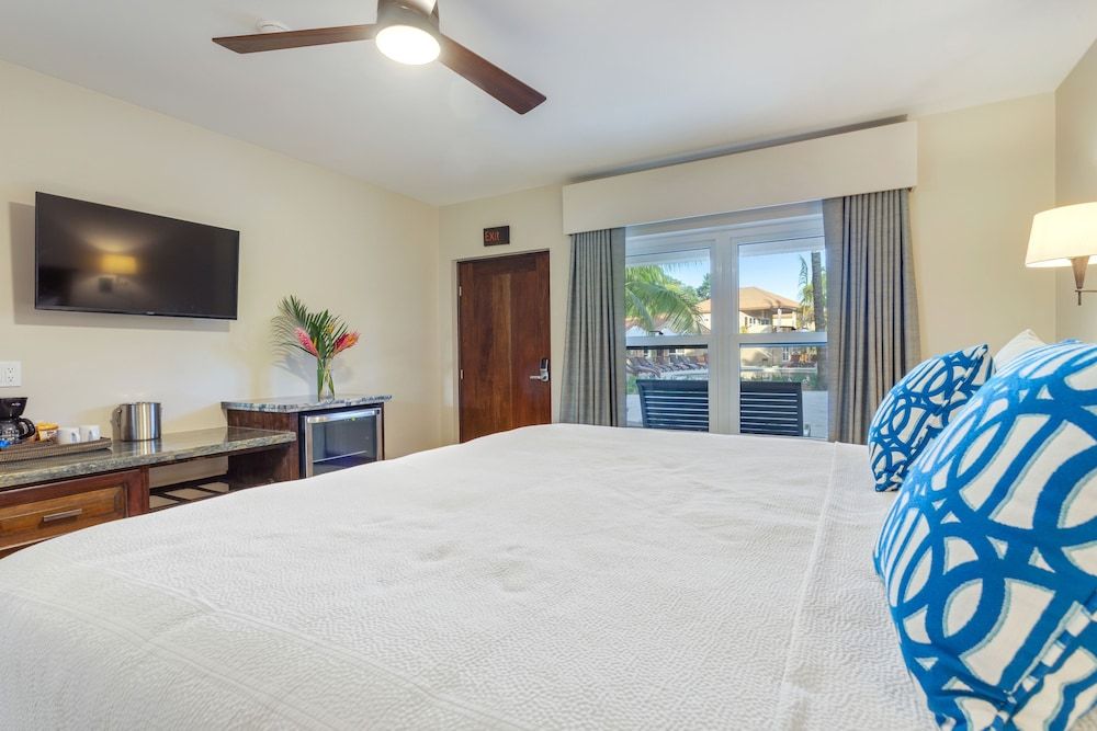 Crab Deluxe Room, 1 King Bed, Pool View