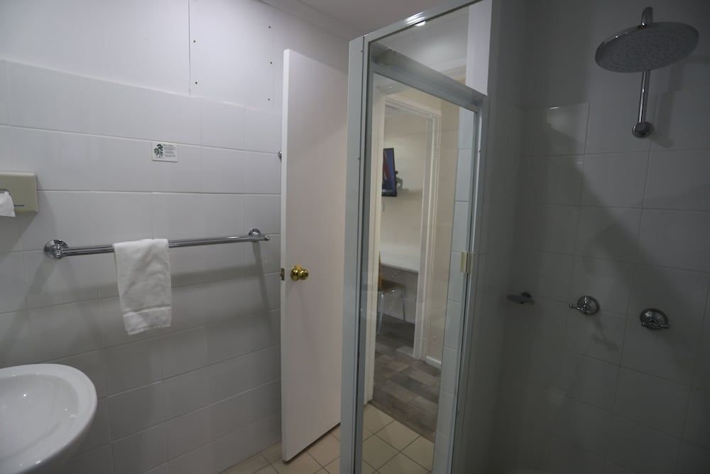 Reign Inn Newcastle Deluxe Queen Room (NOT PET FRIENDLY) 11