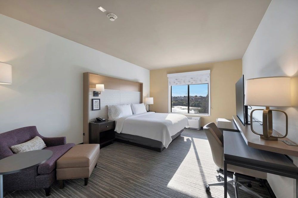 Standard Room, 1 King Bed, Roll-in Shower (Communications, Mobility)