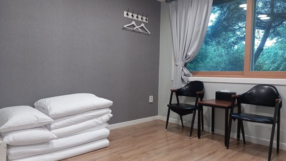 Hotel Jirisan Sunlight Double Room 3