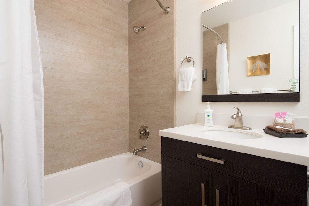 Hotel Flora & Fauna Signature Room, 1 King Bed with Sofa bed, Courtyard View (8) 3