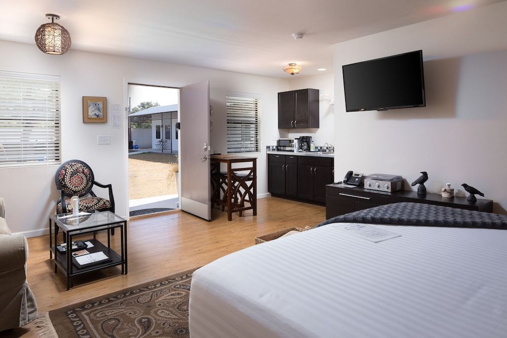 Hotel Flora & Fauna Signature Room, 1 King Bed with Sofa bed, Courtyard View (6) 2