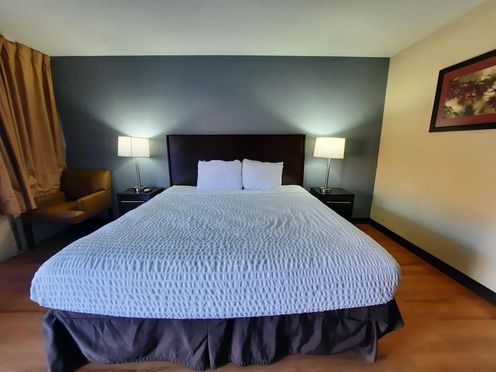 Americas Best Value Inn Moline Room, 1 King Bed, Smoking 2