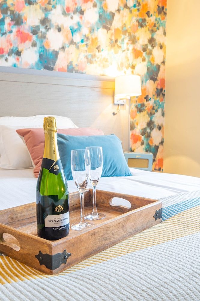 Hartford Hall on School Lane Family Room 15