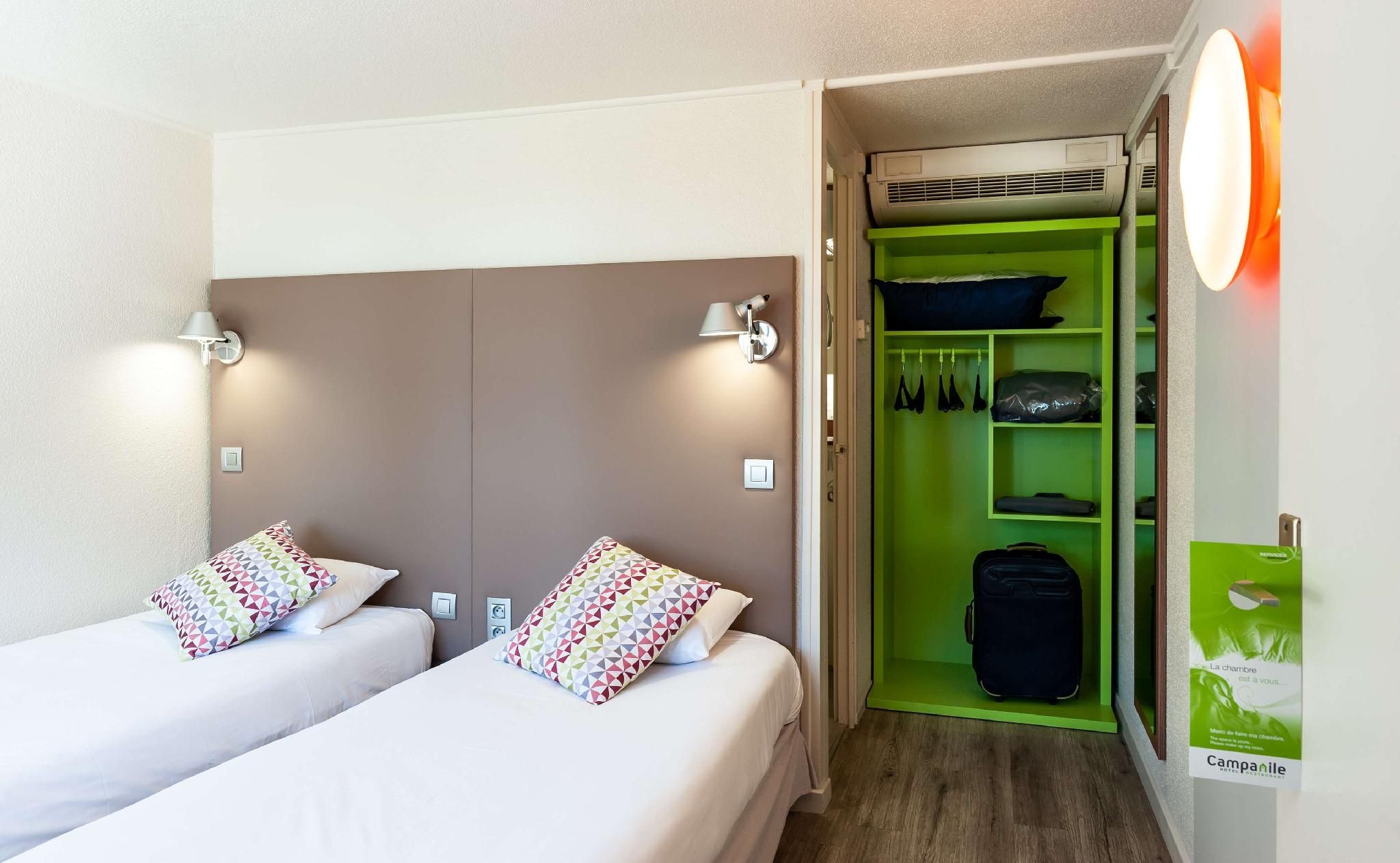 2 Single Beds, 1 Junior Bed