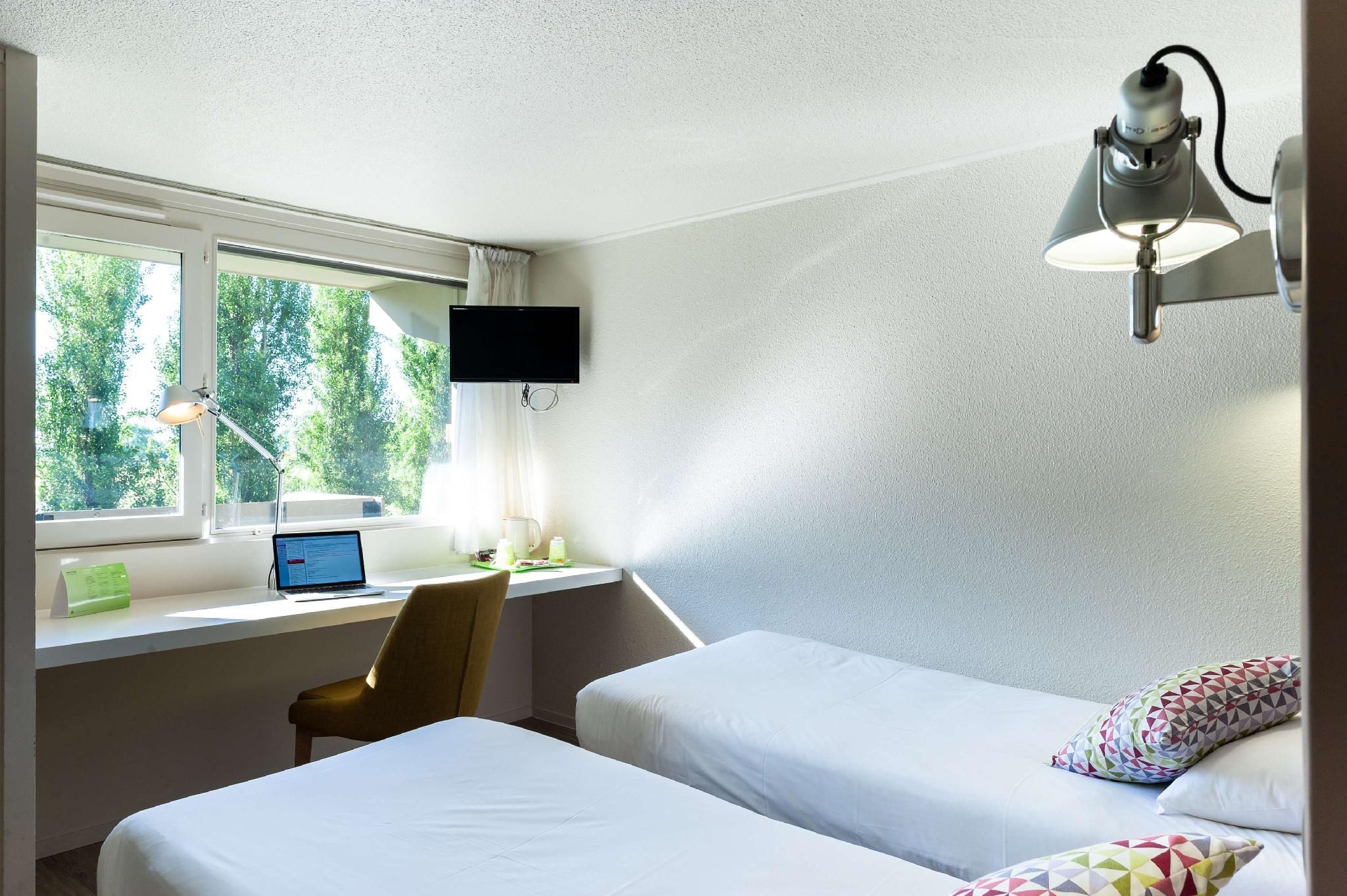 2 Single Beds, 1 Junior Bed