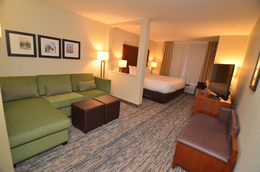Comfort Inn & Suites West Des Moines Suite, 1 King Bed, Accessible, Non Smoking 3