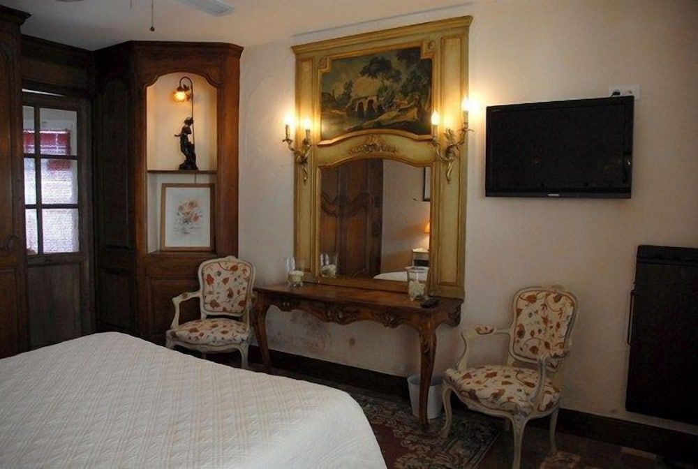 Le Manoir de l'Antiquite Premium Double Room 9