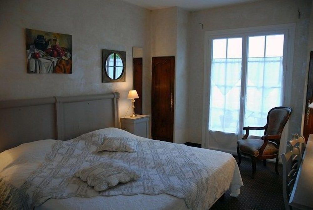 Le Manoir de l'Antiquite Comfort Double Room 2