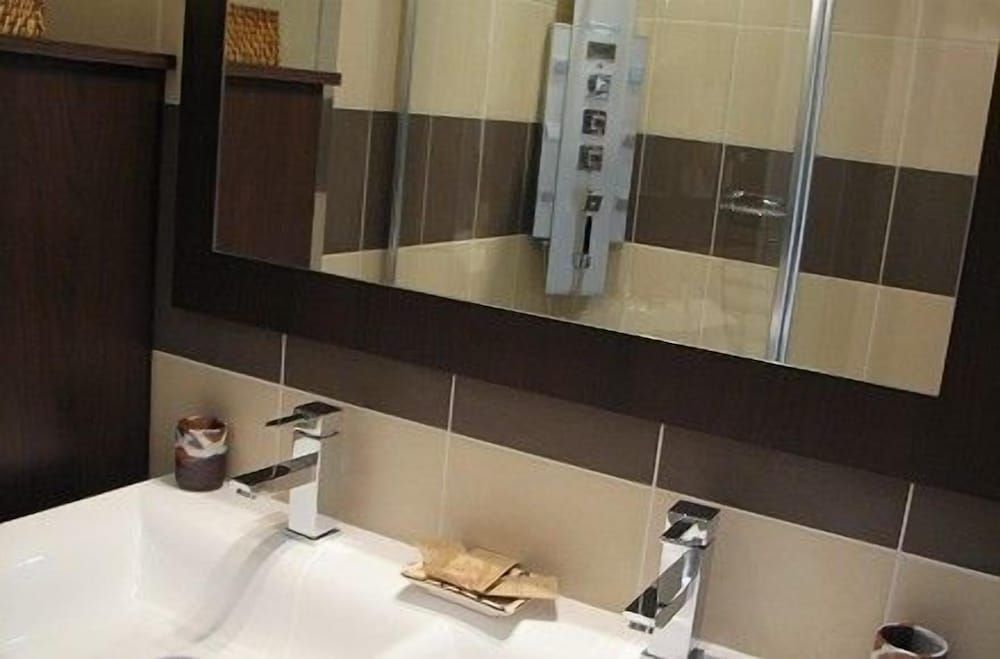 Le Manoir de l'Antiquite Premium Double Room 6