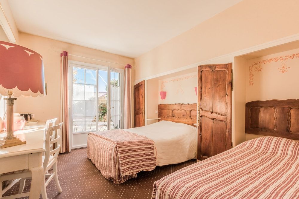 Le Manoir de l'Antiquite Comfort Triple Room 3