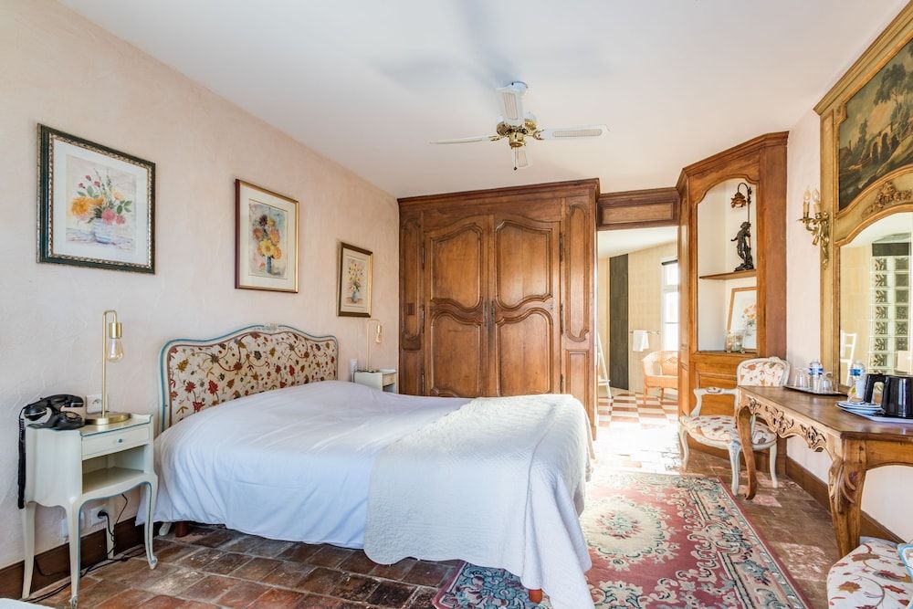 Le Manoir de l'Antiquite Premium Double Room