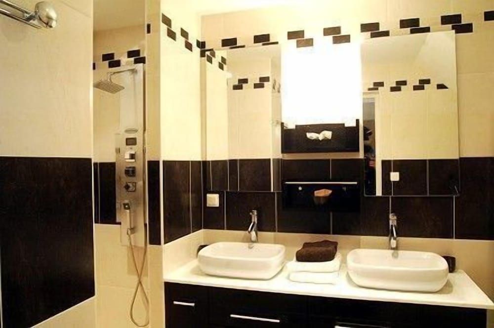 Le Manoir de l'Antiquite Premium Double Room 7