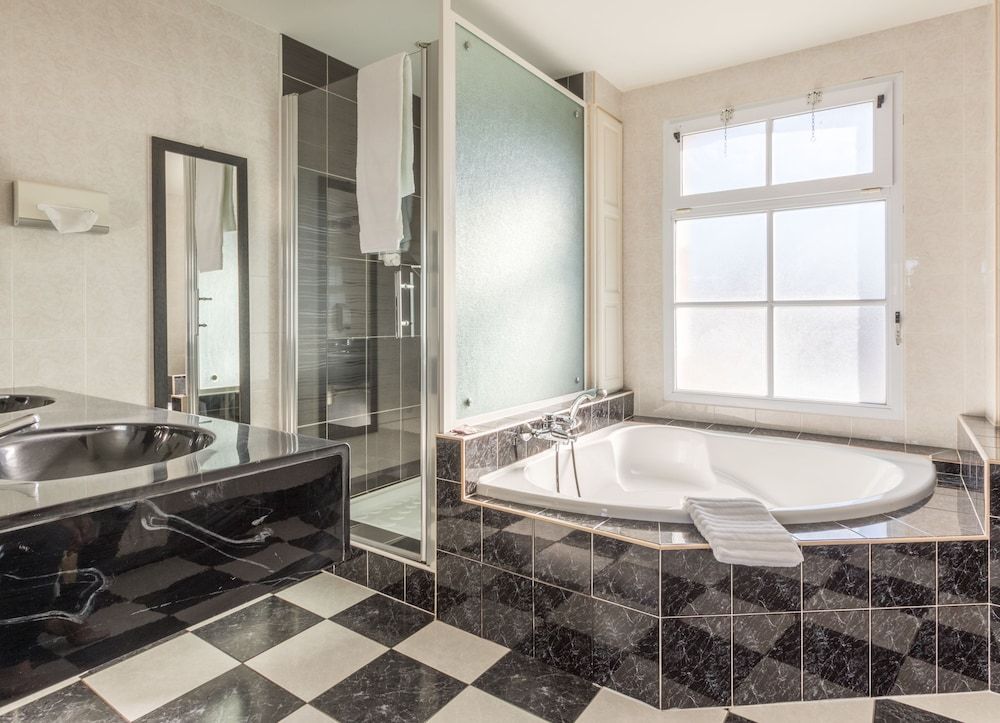 Le Manoir de l'Antiquite Premium Double Room 8