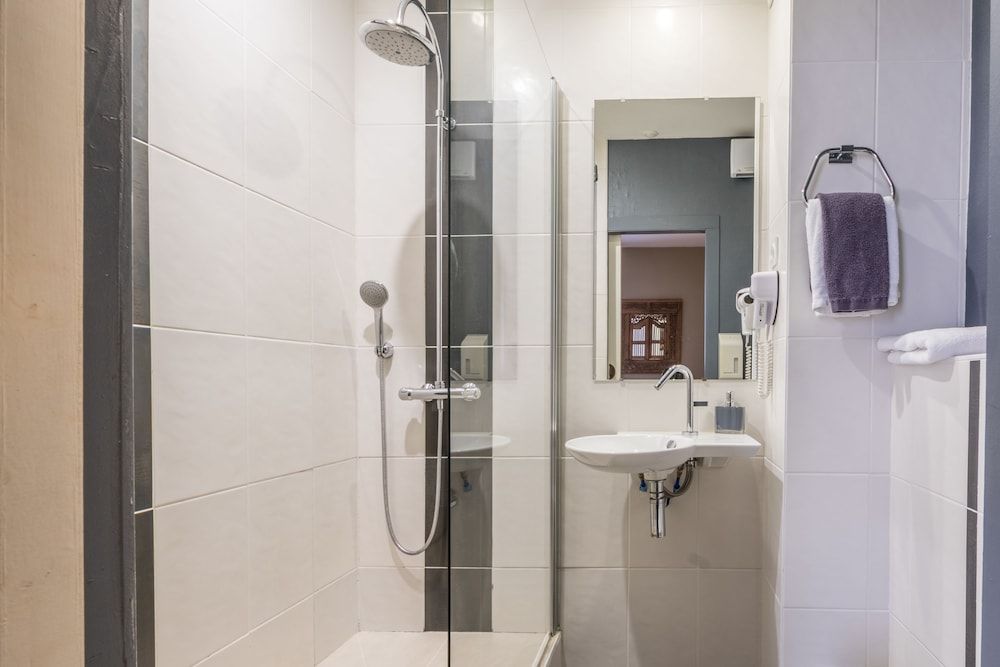 Le Manoir de l'Antiquite Comfort Double Room 3