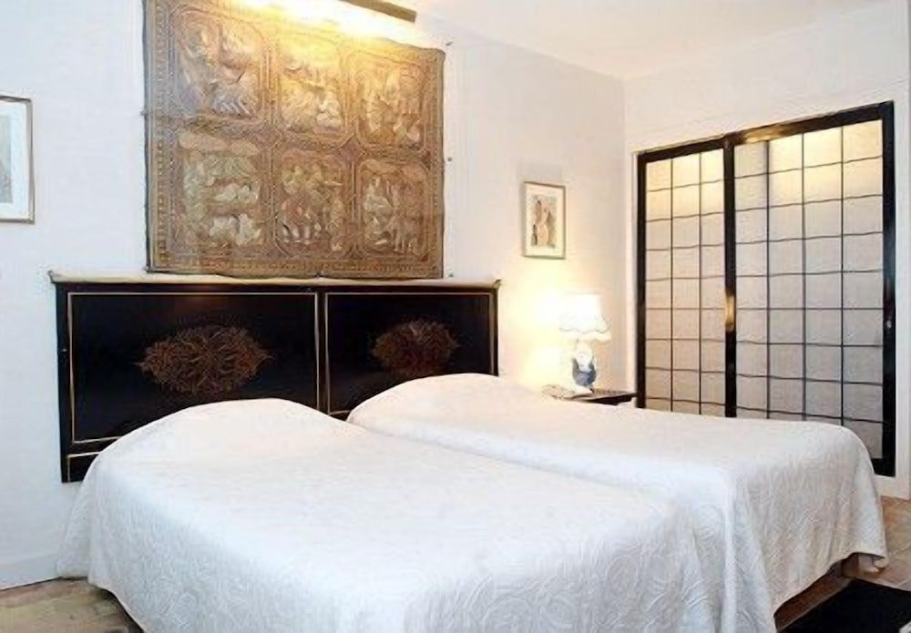 Le Manoir de l'Antiquite Premium Double Room 3