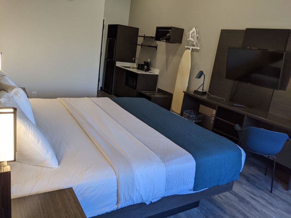 Studio 6 North Platte, NE - East Deluxe Room, 1 King Bed, Accessible, Non Smoking 5